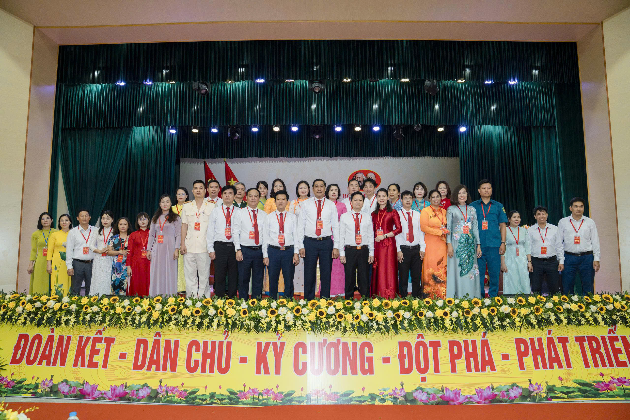Chủ tịch UBND tỉnh Nguyễn Khắc Thận chỉ đạo phường Sơn Nam bắt tay ngay vào xây dựng chương trình hành động thực hiện Nghị quyết Đại hội đại biểu Đảng bộ nhiệm kỳ 2025 - 2030