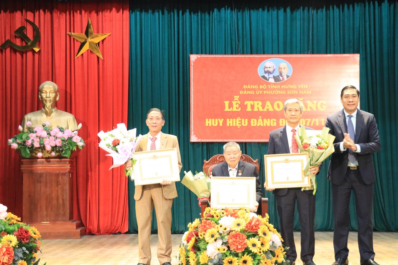 Trao Huy hiệu Đảng đợt 7/11 tại Đảng bộ phường Sơn Nam