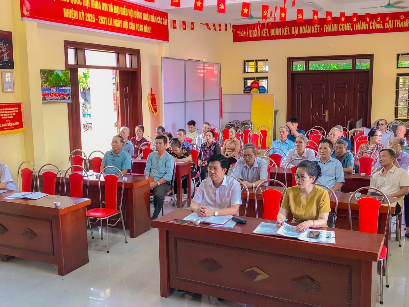 Đồng chí Dương Công Nhiệm – Phó Bí thư Đảng ủy, Chủ tịch UBND phường dự sinh hoạt Chi bộ Tổ dân phố Đằng Châu