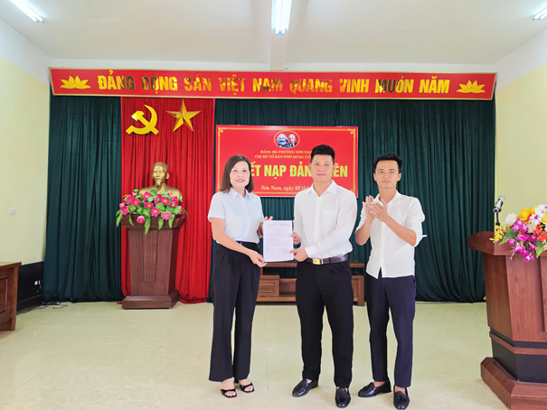 Chi bộ Tổ dân phố Hùng Cường tổ chức Lễ kết nạp đảng viên mới