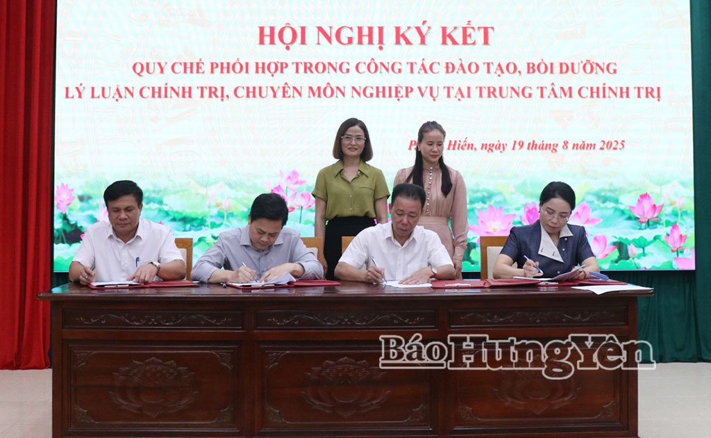 Ký kết quy chế phối hợp trong công tác đào tạo, bồi dưỡng lý luận chính trị, chuyên môn nghiệp vụ