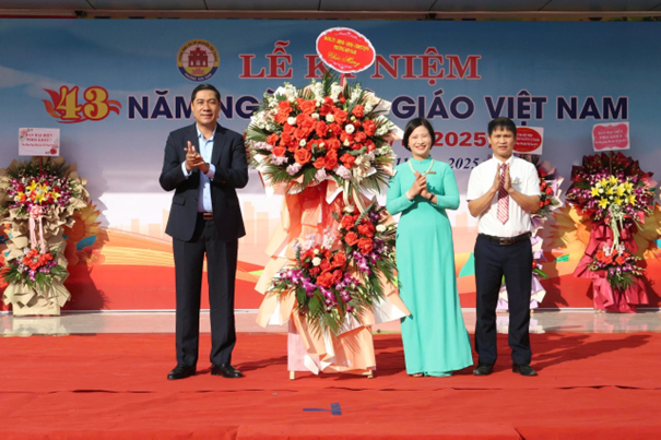 Đồng chí Lương Công Chanh – Bí thư Đảng ủy phường Sơn Nam thăm, chúc mừng tập thể sư phạm trường THCS Nguyễn Tất Thành nhân kỷ niệm Ngày Nhà giáo Việt Nam 20/11