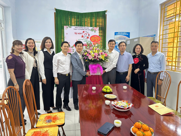 Lãnh đạo phường Sơn Nam thăm, chúc mừng tập thể cán bộ, y bác sỹ Trạm y tế phường Sơn Nam nhân ngày Thầy thuốc Việt Nam (27/2)