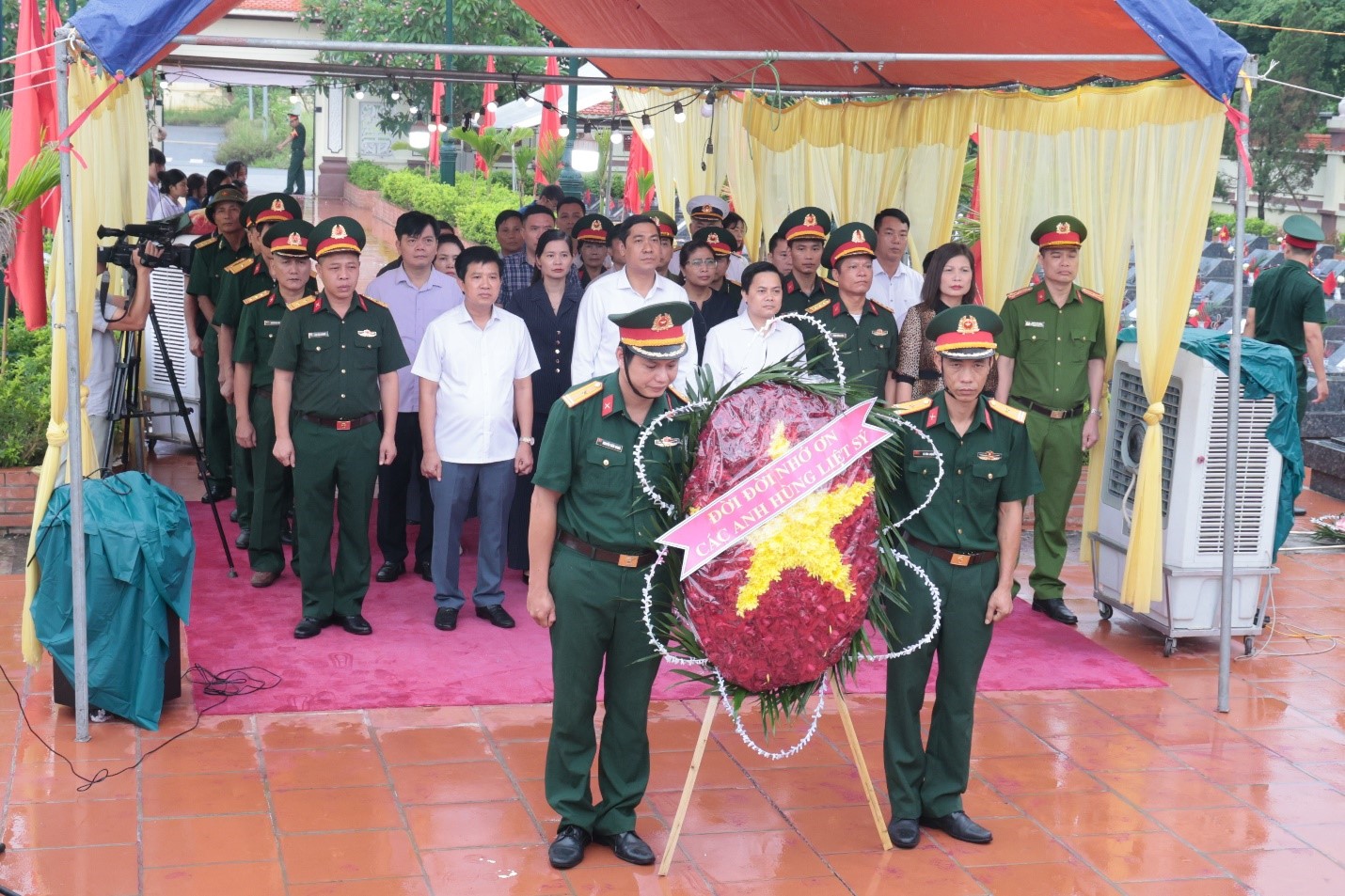 Phường Sơn Nam tổ chức lễ dâng hương và triển khai lấy mẫu hài cốt liệt sĩ chưa xác định danh tính phục vụ giám định ADN tại Nghĩa trang liệt sĩ Bảo Khê