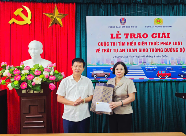 Phường Sơn Nam trao giải Cuộc thi "Tìm hiểu kiến thức pháp luật về trật tự, an toàn giao thông đường bộ"