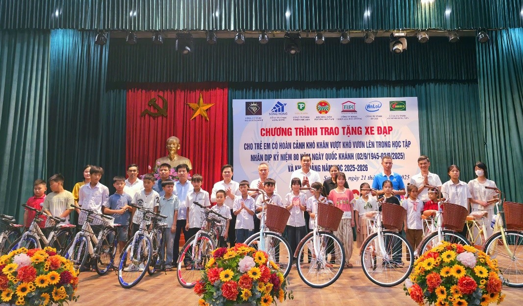 Hội Nông dân phường Sơn Nam trao tặng 30 xe đạp cho học sinh có hoàn cảnh khó khăn trước thềm năm học mới