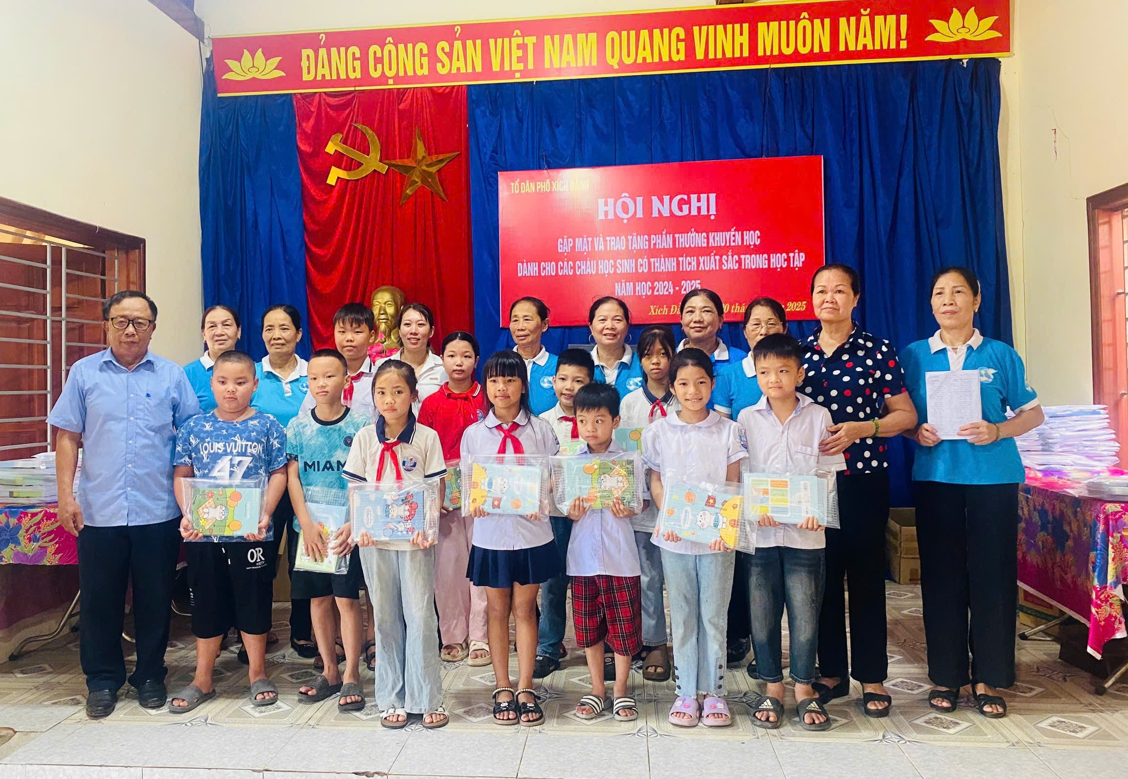Tổ dân phố Xích Đằng trao tặng quà cho các em học sinh có thành tích xuất sắc trong năm học 2024 – 2025
