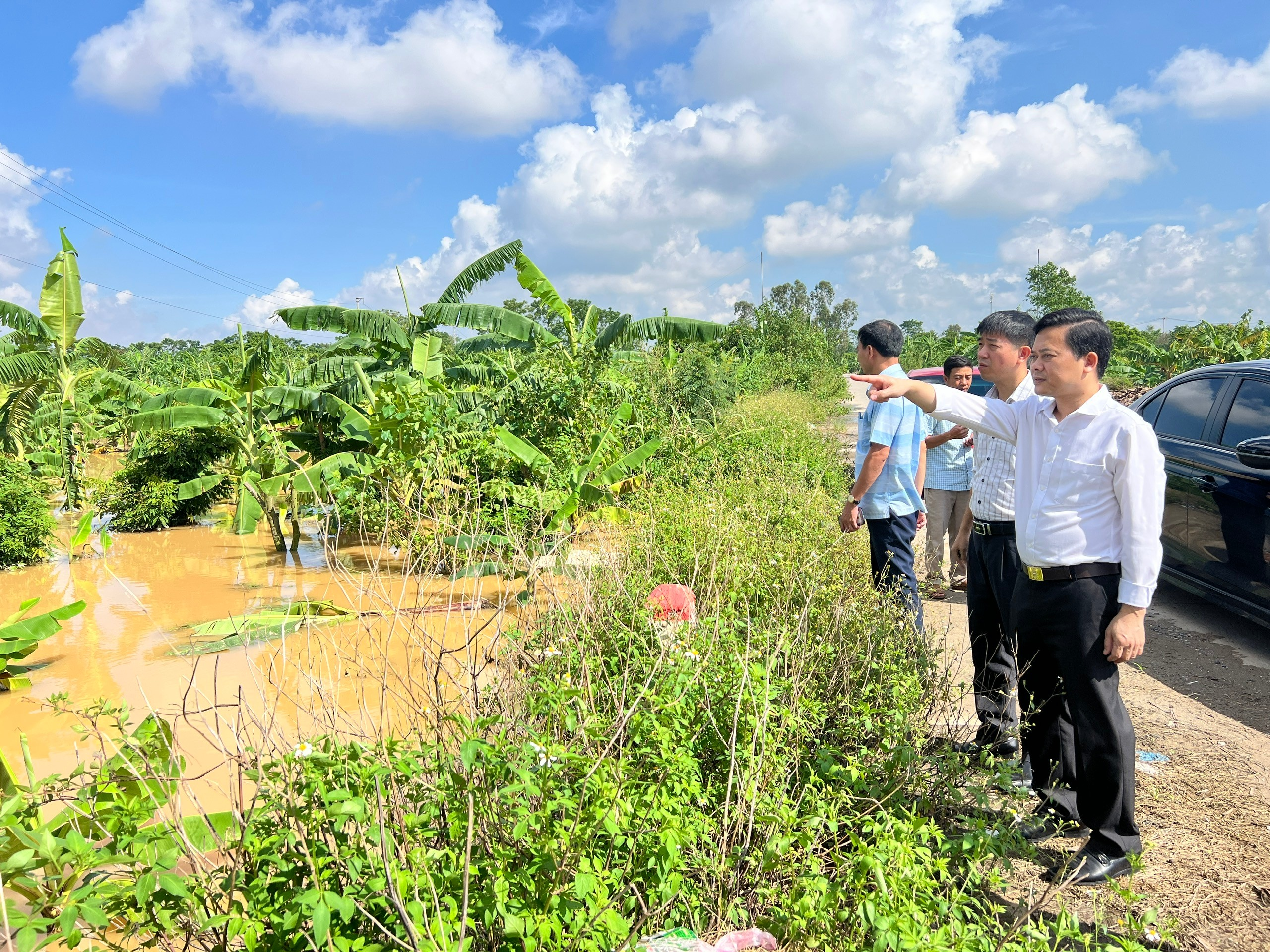 Đồng chí Nguyễn Minh Ngân - Phó Bí thư Thường trực Đảng ủy phường Sơn Nam kiểm tra công tác ứng phó với mưa lũ do hoàn lưu bão số 10