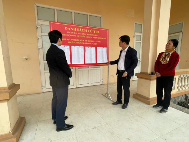 Đồng chí Hoàng Trung Kiên – Phó Chủ tịch UBND phường Sơn Nam kiểm tra công tác niêm yết danh sách cử tri tại Tổ bầu cử số 7
