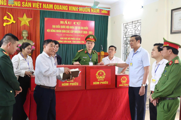Các đồng chí lãnh đạo phường phường Sơn Nam kiểm tra công tác chuẩn bị bầu cử đại biểu Quốc hội khóa XVI và đại biểu Hội đồng nhân dân các cấp nhiệm kỳ 2026 – 2031 tại các khu vực bỏ phiếu trên địa bàn phường