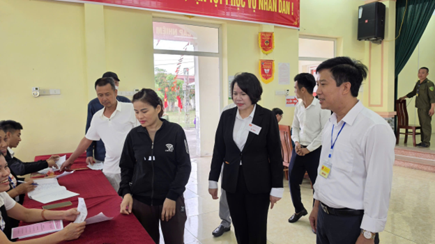 Các đồng chí lãnh đạo tỉnh kiểm tra tình hình công tác bầu cử tại phường Sơn Nam