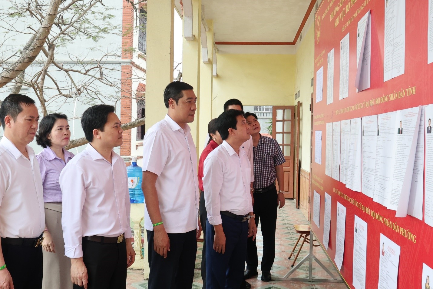Lãnh đạo phường Sơn Nam kiểm tra công tác chuẩn bị tại các điểm bầu cử trên địa bàn phường