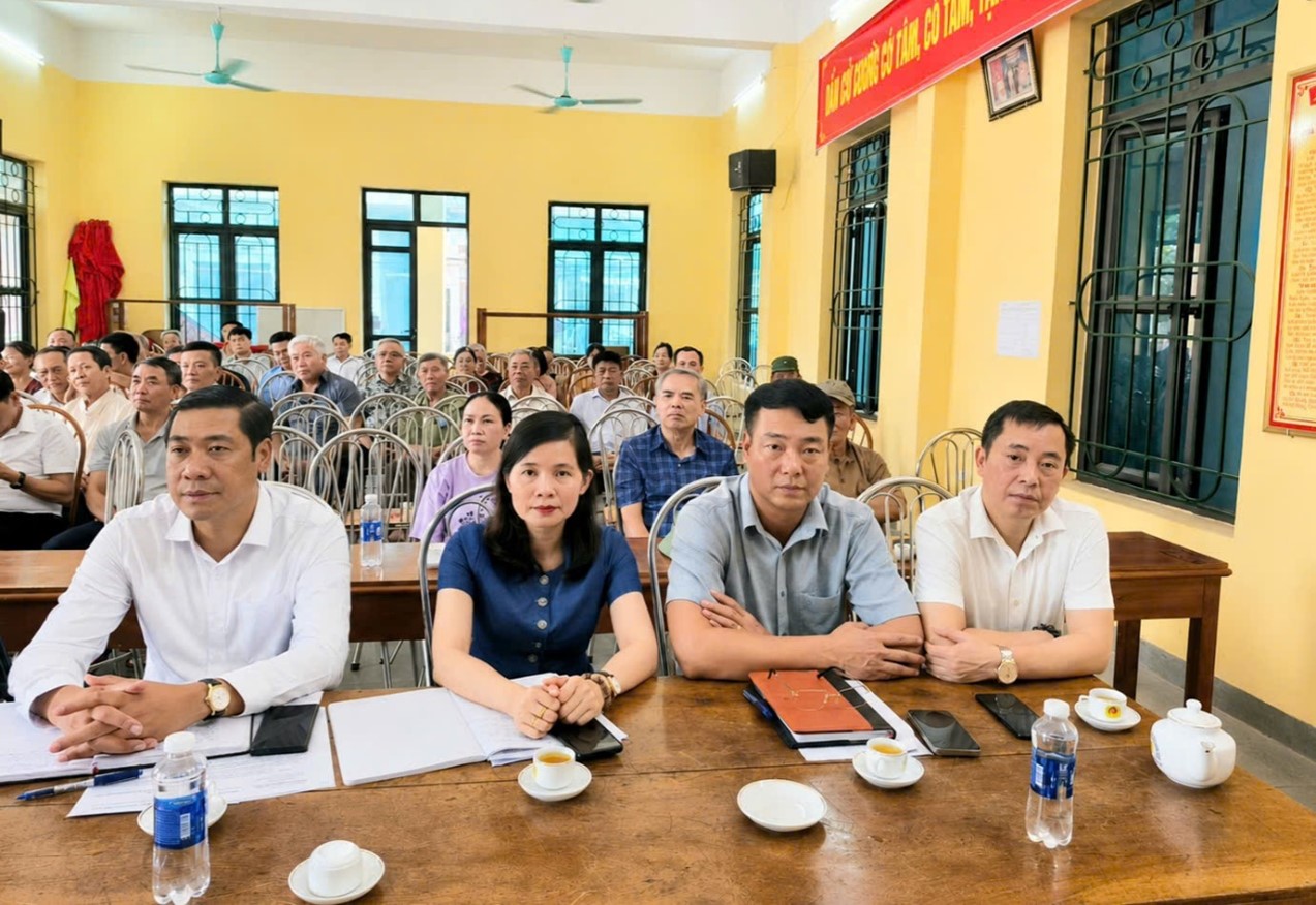Đồng chí Lương Công Chanh – Bí thư Đảng ủy, Chủ tịch HĐND phường dự sinh hoạt Chi bộ Tổ dân phố Bảo Khê