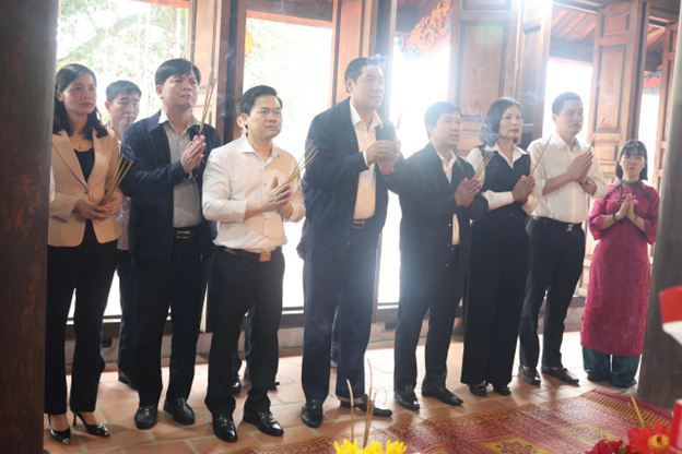 Các đồng chí lãnh đạo phường Sơn Nam dâng hương tại Đình Ba Nóc nhân dịp lễ hội truyền thống năm 2026