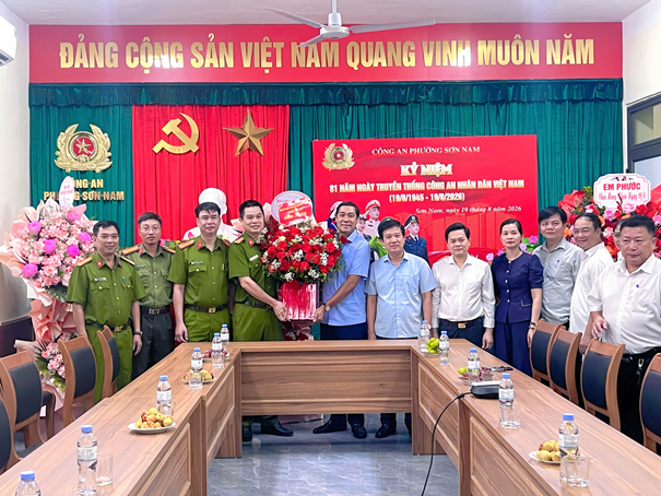 Lãnh đạo phường Sơn Nam thăm, tặng hoa chúc mừng Công an phường nhân Ngày truyền thống Công an nhân dân 19/8