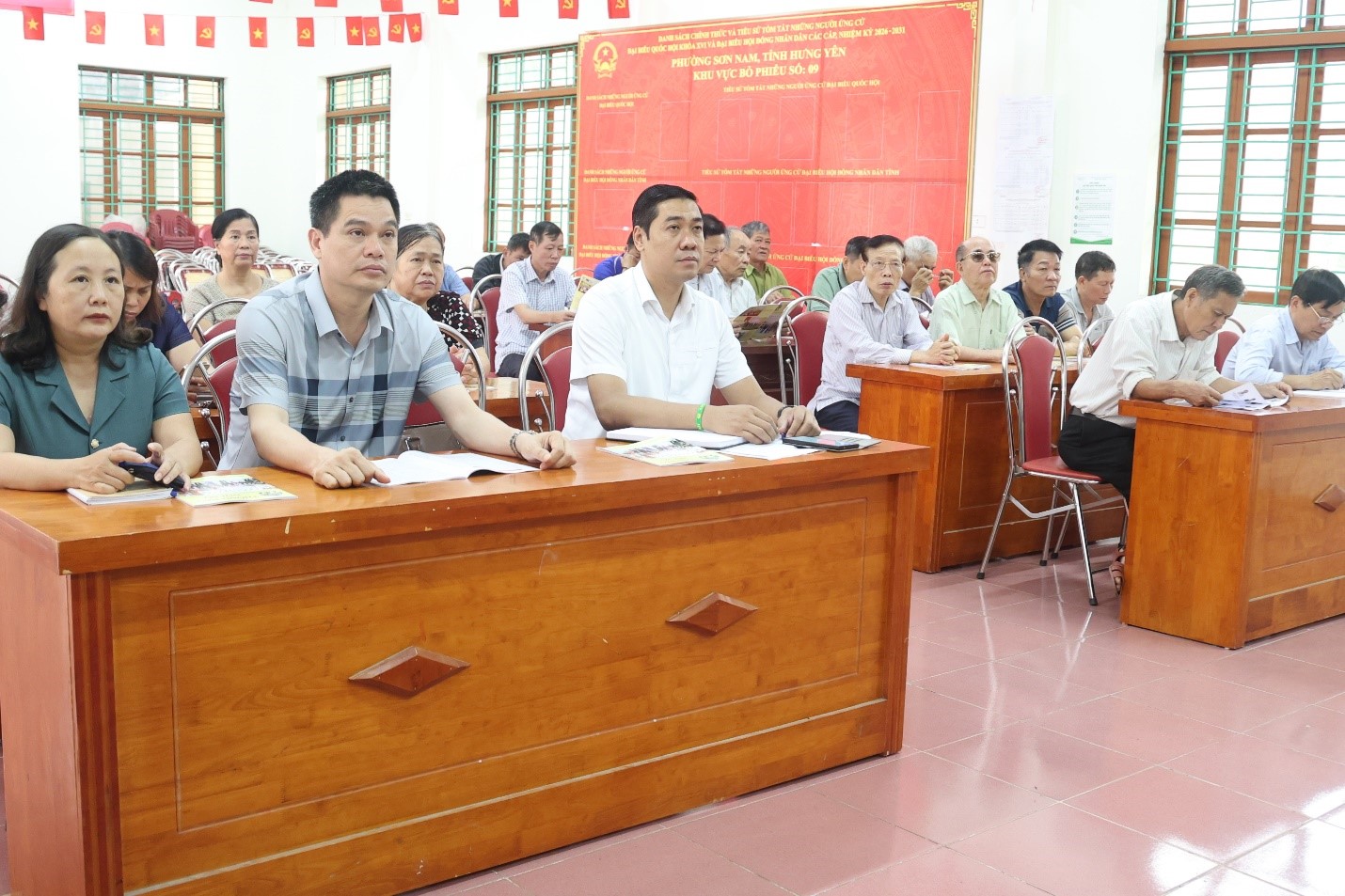 Đồng chí Lương Công Chanh – Bí thư Đảng ủy, Chủ tịch HĐND phường dự sinh hoạt chi bộ tổ dân phố Cao Xá, đảng bộ phường Sơn Nam