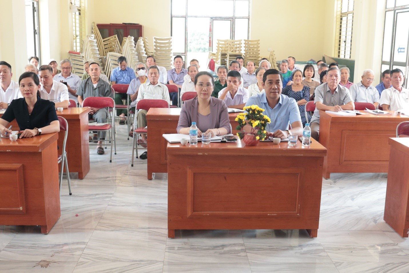 Đồng chí Doãn Thị Nguyệt, Tỉnh ủy viên, Phó Trưởng Ban Thường trực Ban tổ chức Tỉnh ủy dự sinh hoạt định kỳ tại Chi bộ Tổ dân phố Hoàng Châu