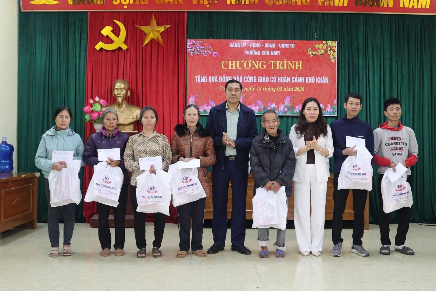 Phường Sơn Nam tặng quà đồng bào Công giáo có hoàn cảnh khó khăn nhân dịp Tết Nguyên đán Bính Ngọ 2026