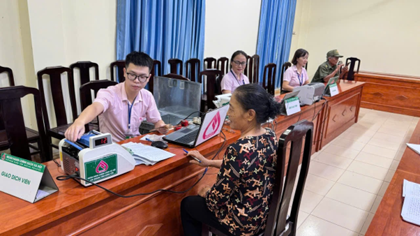 Ngân hàng Chính sách xã hội tỉnh Hưng Yên giải ngân vốn Hỗ trợ tạo việc làm, duy trì và mở rộng việc làm cho người dân trên địa bàn phường Sơn Nam.