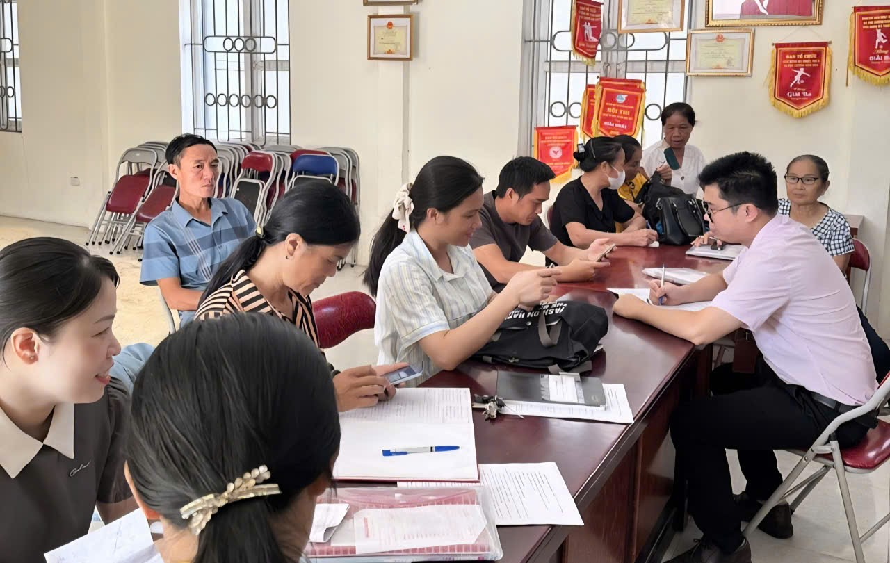 Ngân hàng CSXH tỉnh Hưng Yên thực hiện đối chiếu, phân loại nợ khách hàng vay vốn năm 2025 và bổ sung hồ sơ mở tài khoản tổ viên tổ tiết kiệm và vay vốn.