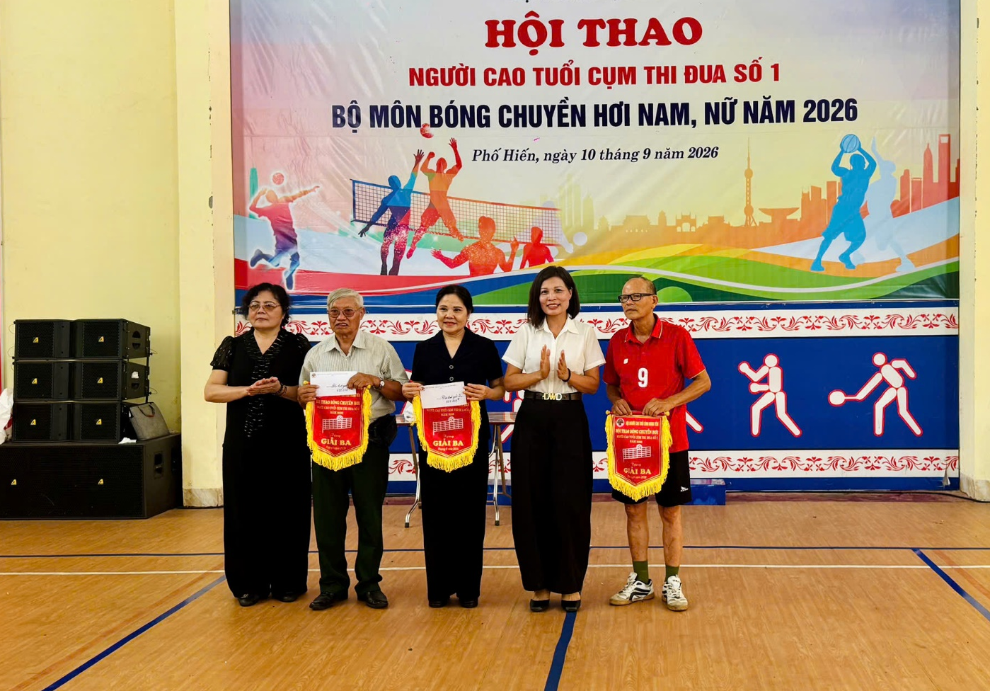 Phường Sơn Nam đạt giải ba bộ môn bóng chuyền hơi nam tại hội thao Người cao tuổi cụm thi đua số 1 - tỉnh Hưng Yên