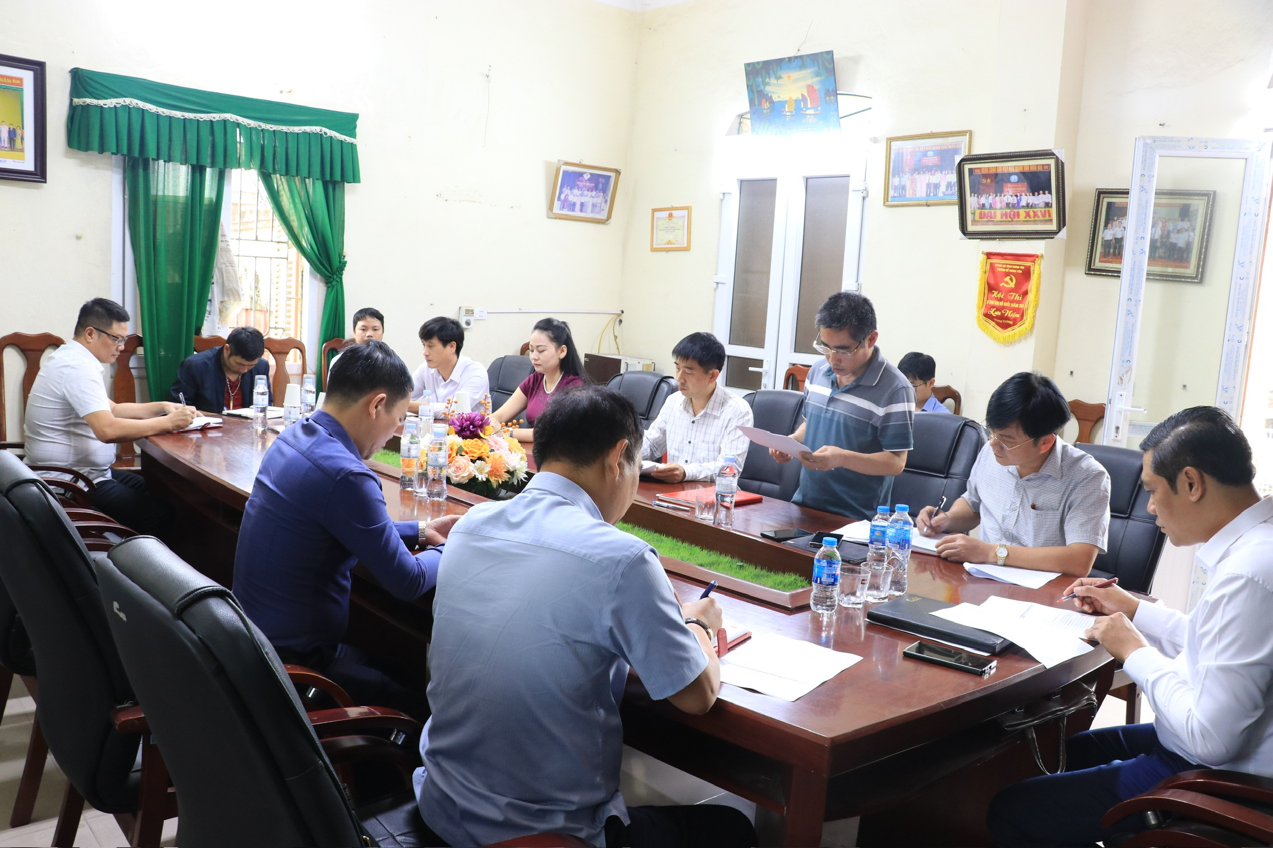 Đồng chí Lương Công Chanh, Bí thư Đảng uỷ, Chủ tịch HĐND phường làm việc kiểm tra, đánh giá tiến độ triển khai các dự án đầu tư trên địa bàn.