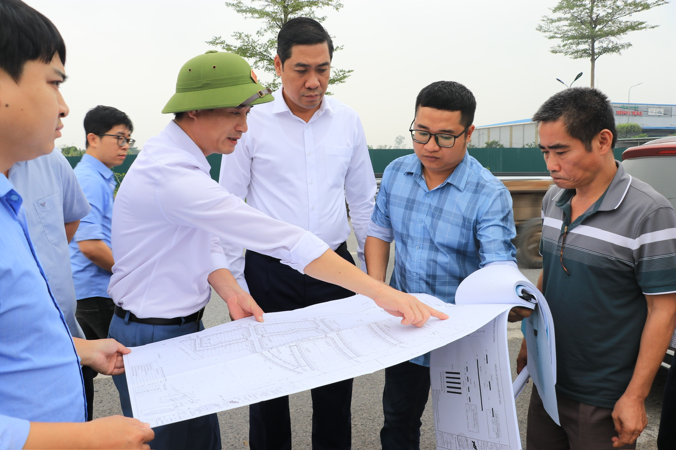 Đồng chí Lương Công Chanh,  Bí thư Đảng ủy, Chủ tịch HĐND phường kiểm tra tiến độ một số dự án trên địa bàn phường