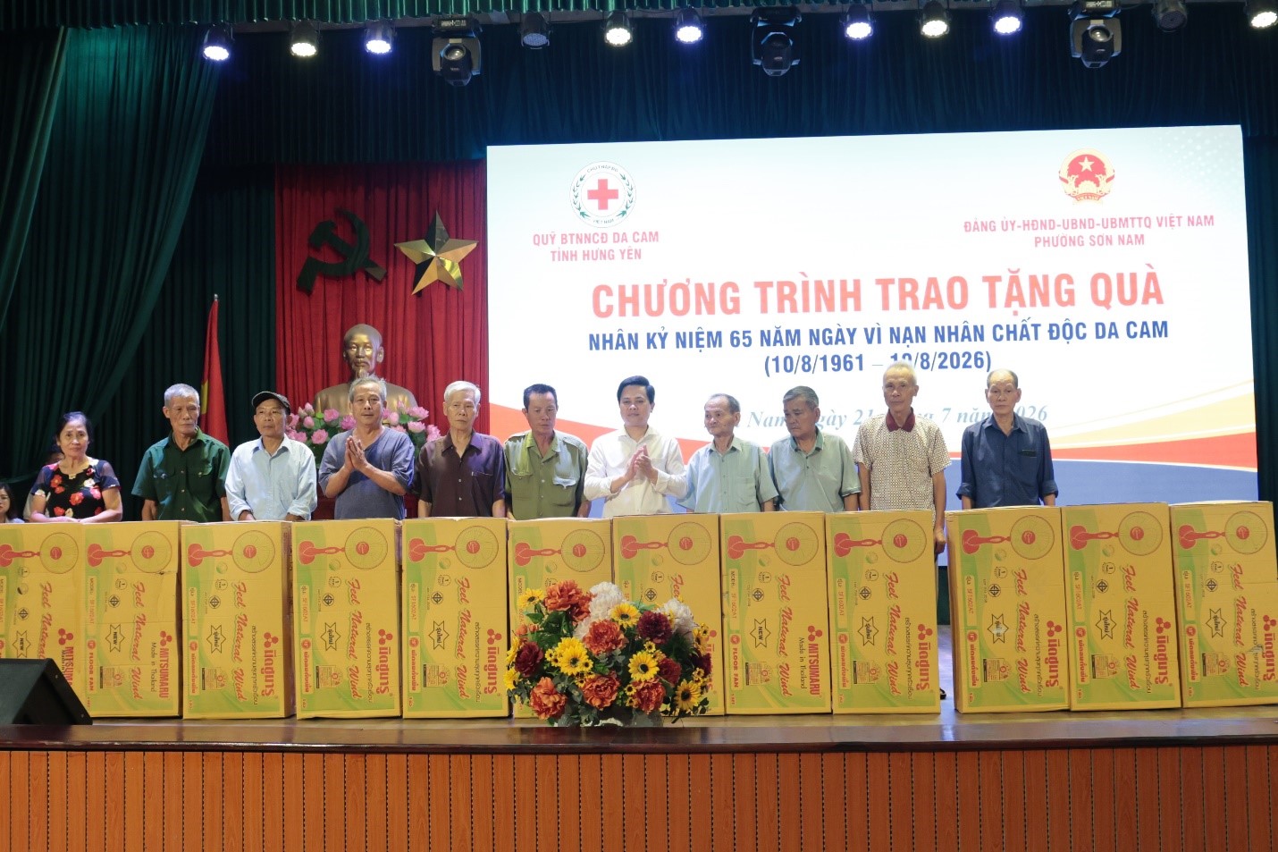 Phường Sơn Nam trao tặng quà cho nạn nhân chất độc da cam nhân kỷ niệm 65 năm Ngày Vì nạn nhân chất độc da cam Việt Nam