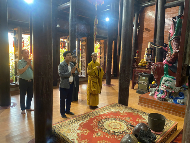 Các đồng chí lãnh đạo phường Sơn Nam dâng hương tại các di tích lịch sử - văn hóa nhân dịp Tết Nguyên đán Bính Ngọ 2026