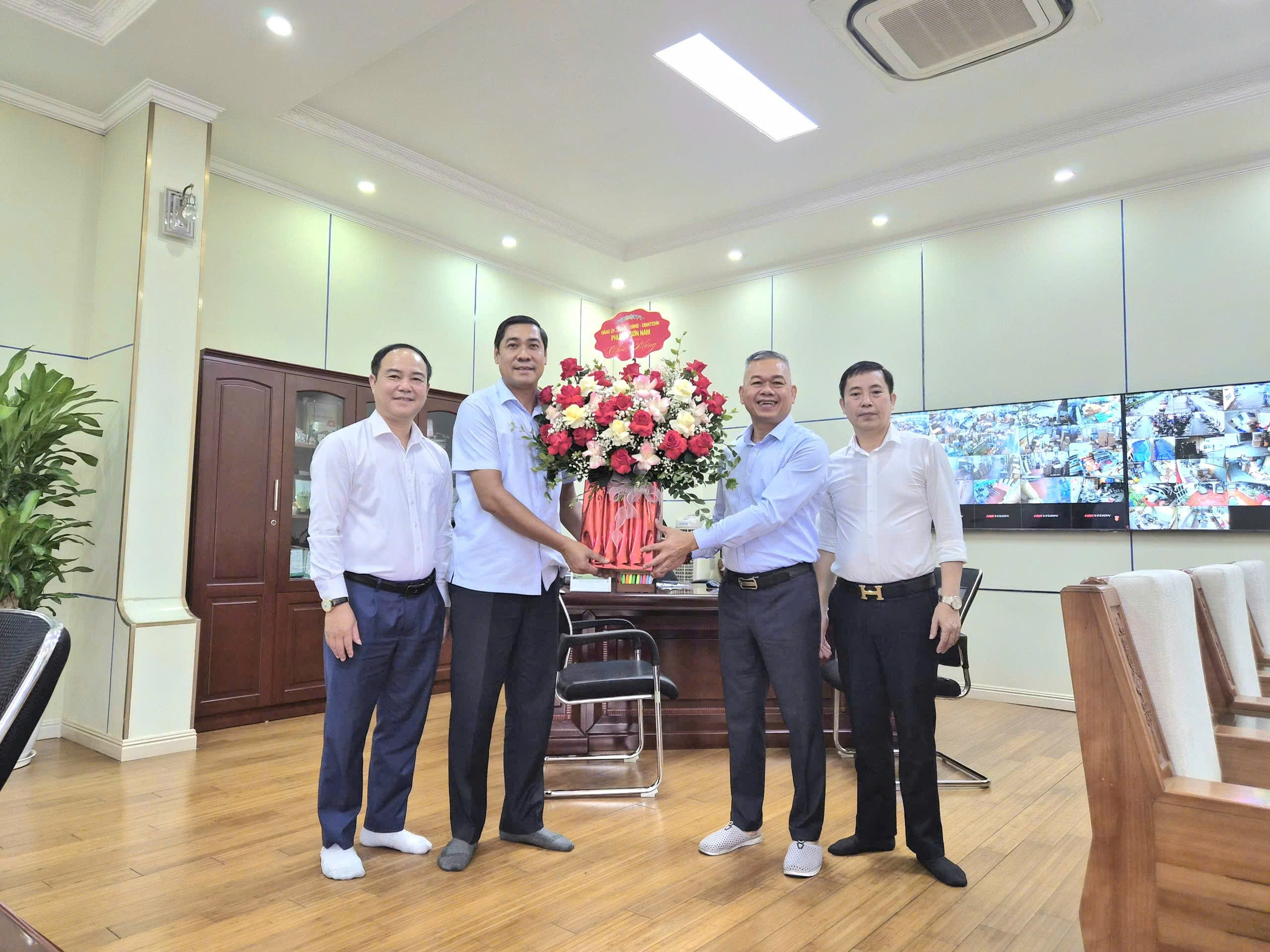 Các đồng chí lãnh đạo phường Sơn Nam chúc mừng các doanh nghiệp nhân ngày doanh nhân Việt Nam