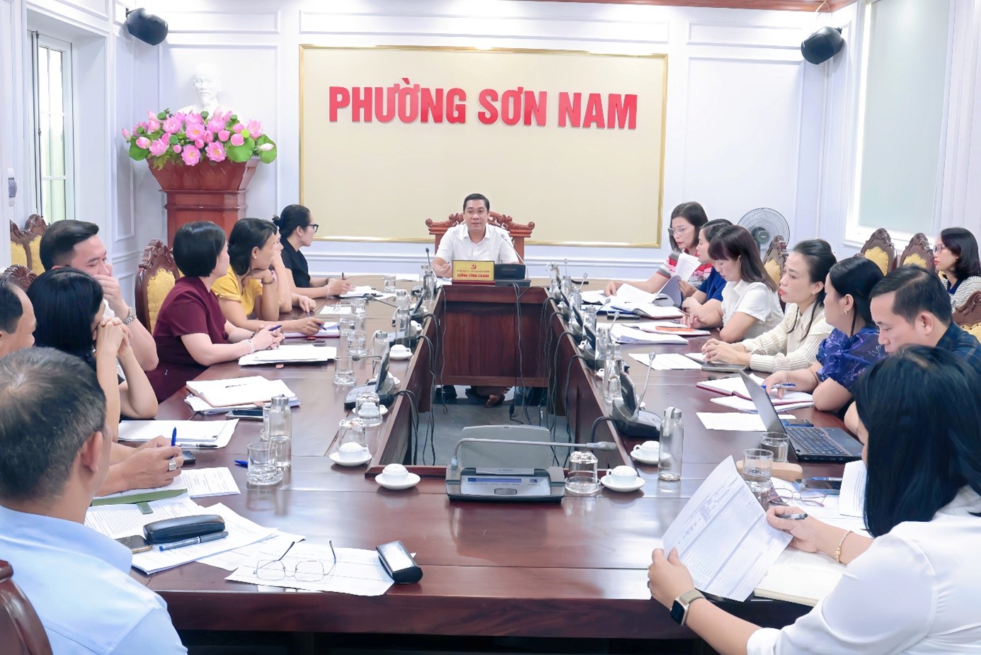 Đồng chí Lương Công Chanh, Bí thư Đảng ủy, Chủ tịch HĐND phường làm việc với hiệu trưởng, phó hiệu trưởng các trường mầm non, THCS, TH&THCS trên địa bàn