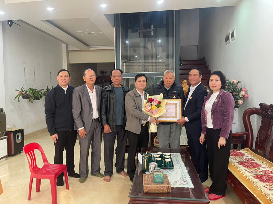 Đồng chí Nguyễn Minh Ngân - Phó Bí thư Thường trực Đảng ủy phường Sơn Nam trao Huy hiệu Đảng tại nhà đảng viên lão thành