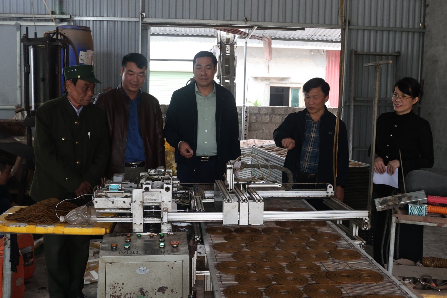 Đồng chí Lương Công Chanh thăm cơ sở sản xuất hương tại tổ dân phố Cao