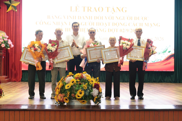 Phường Sơn Nam: Trao tặng Bằng vinh danh người hoạt động cách mạng và Huy hiệu Đảng đợt 2/9/2026