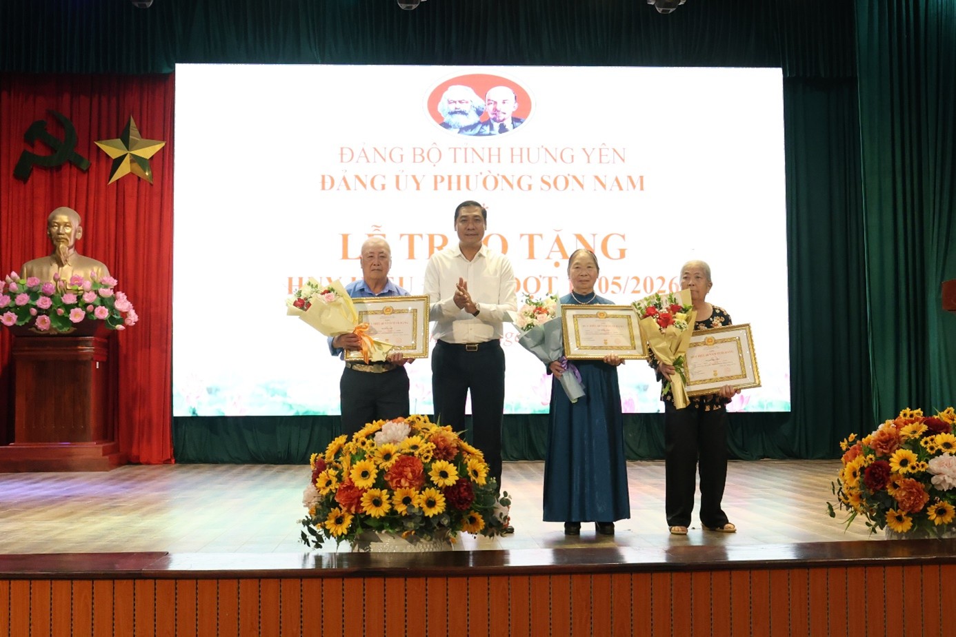 Trao Huy hiệu Đảng đợt 19/5 tại đảng bộ phường Sơn Nam