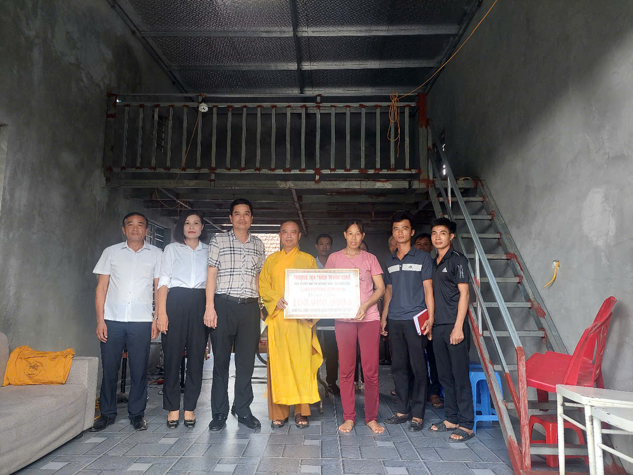 Trao hỗ trợ xoá nhà tạm, nhà dột nát tại Tổ dân phố Tân Hưng, phường Sơn Nam
