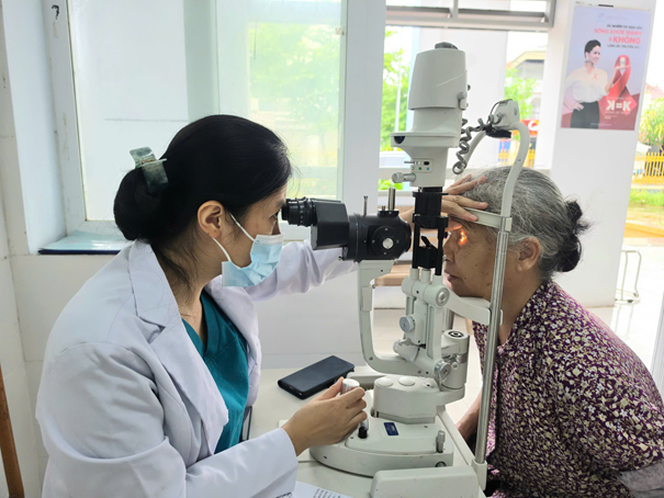 Phường Sơn Nam tổ chức khám mắt miễn phí cho người dân