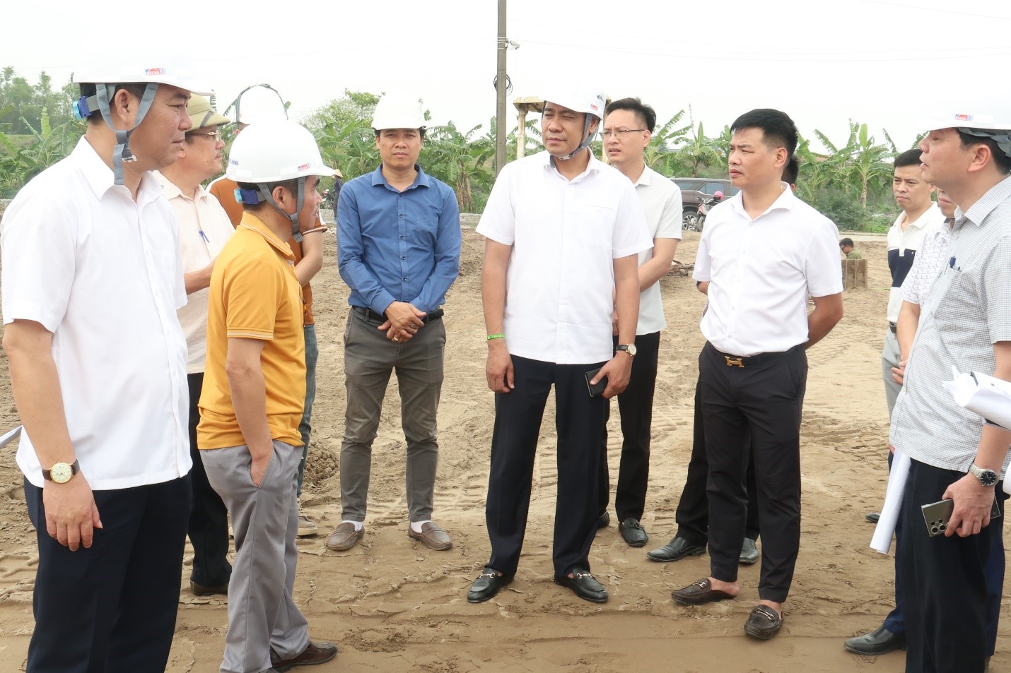 Đồng chí Lương Công Chanh, Bí thư Đảng uỷ, Chủ tịch HĐND phường kiểm tra thực địa tại một số công trình, dự án trọng điểm trên địa bàn phường