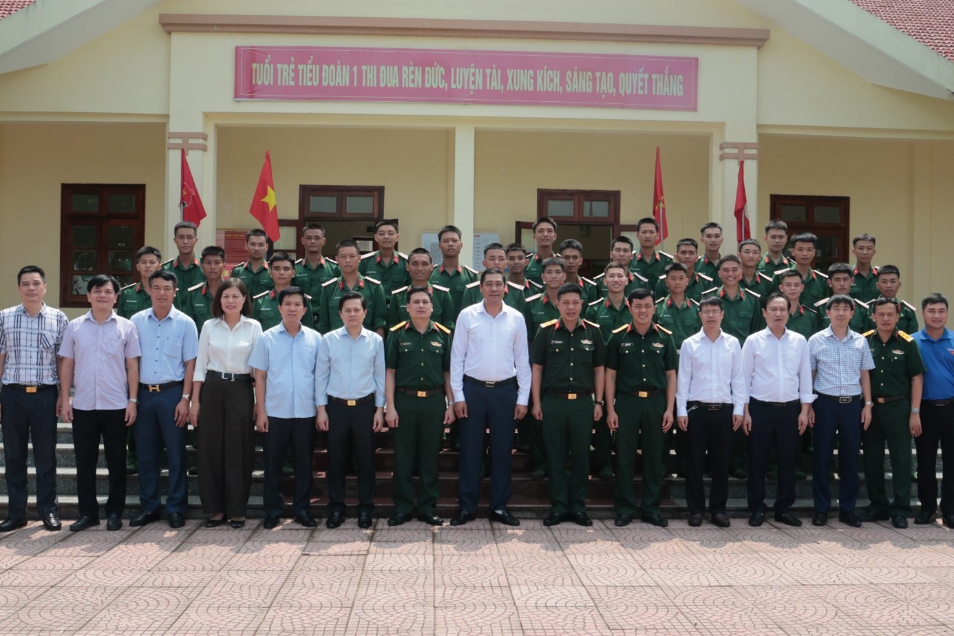 Phường Sơn Nam thăm, động viên chiến sỹ mới nhập ngũ tại Lữ đoàn 673, Quân đoàn 12
