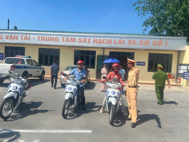 Phường Sơn Nam tập huấn lý thuyết và thực hành kỹ năng lái xe an toàn