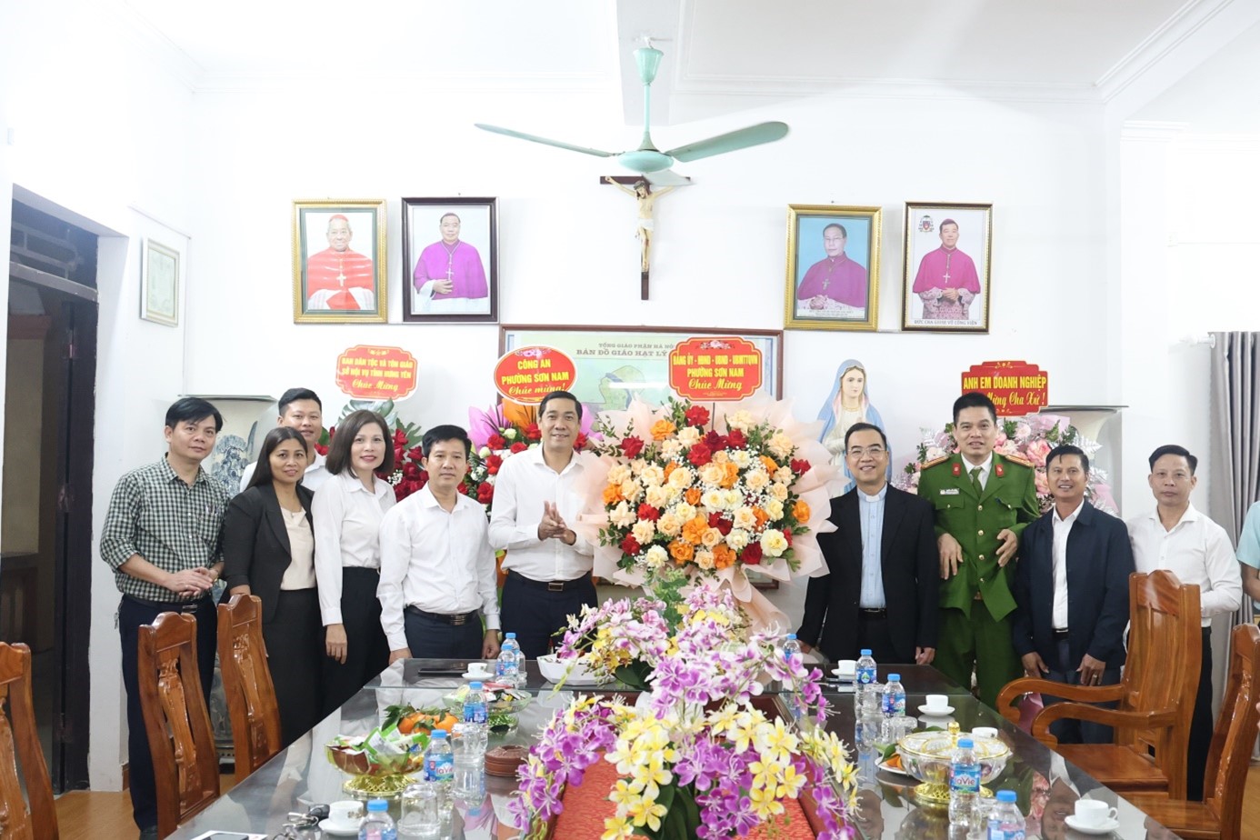 Lãnh đạo phường Sơn Nam thăm và chúc mừng giáo xứ nhân dịp Giáng sinh năm 2025