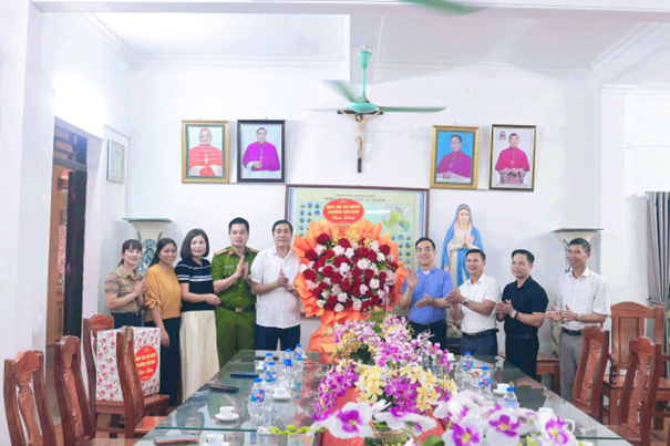 Lãnh đạo phường Sơn Nam thăm, chúc mừng Lễ Phục sinh tại Giáo xứ Hoàng Xá
