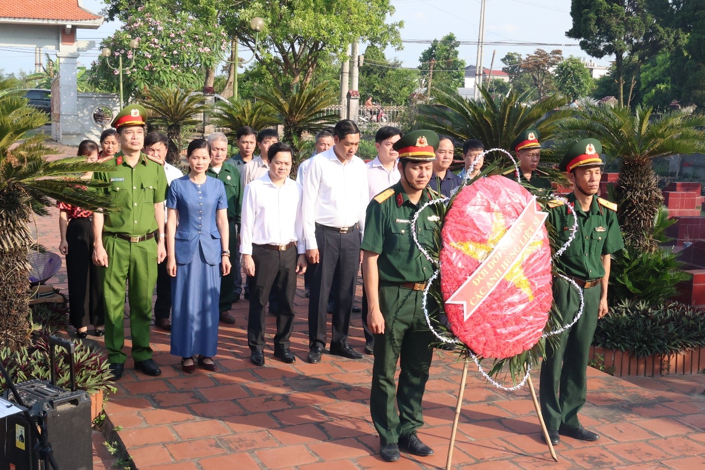Lãnh đạo phường Sơn Nam dâng hương tưởng niệm các Anh hùng Liệt sĩ nhân kỷ niệm 51 năm Ngày Giải phóng miền Nam