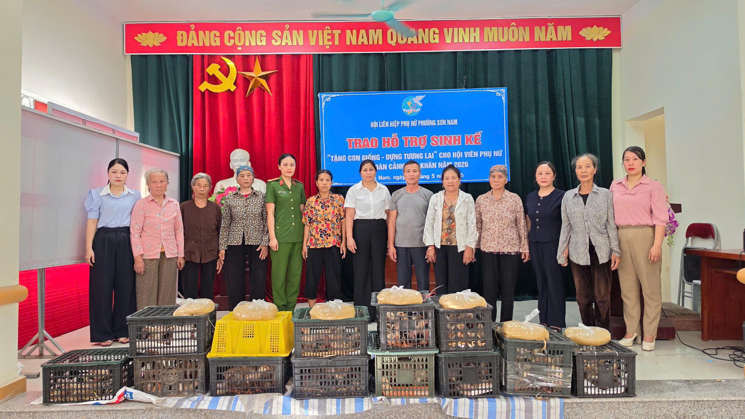 Hội Liên hiệp Phụ nữ phường Sơn Nam trao hỗ trợ sinh kế “Tặng con giống – Dựng tương lai” cho hội viên phụ nữ có hoàn cảnh khó khăn