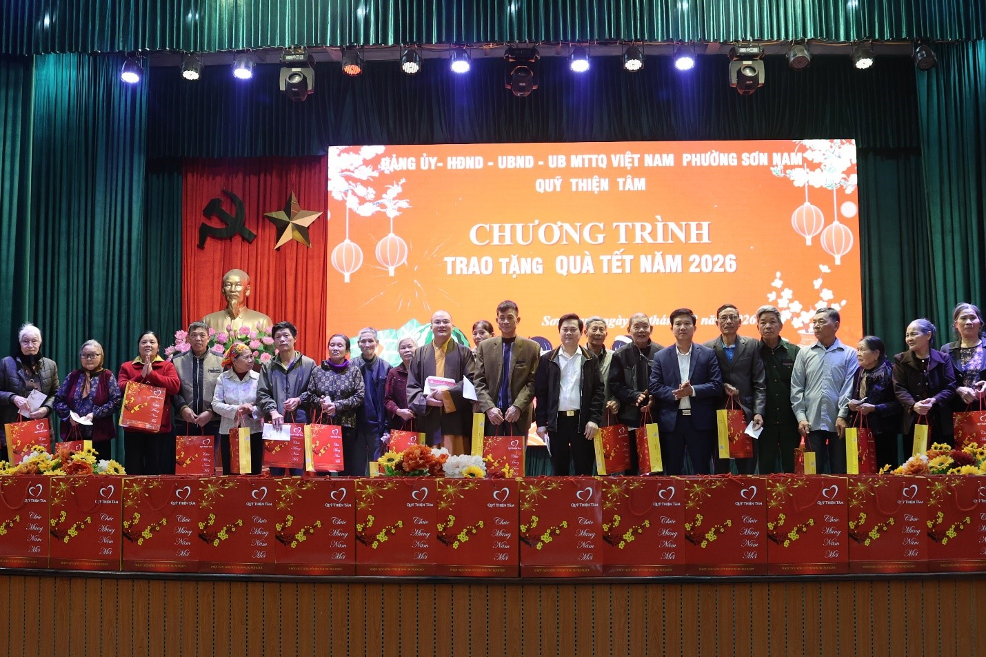 Phường Sơn Nam phối hợp cùng Quỹ Thiện tâm tập đoàn Vingroup trao tặng quà Tết năm 2026