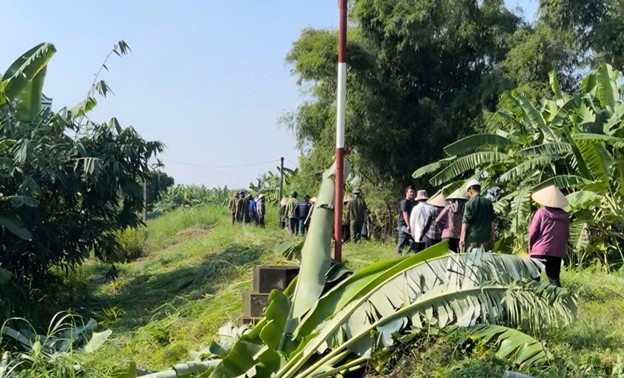 Tổ dân phố Hùng Cường ra quân phát quang cơi đê, mái đê, chủ động ứng phó mùa mưa bão năm 2026