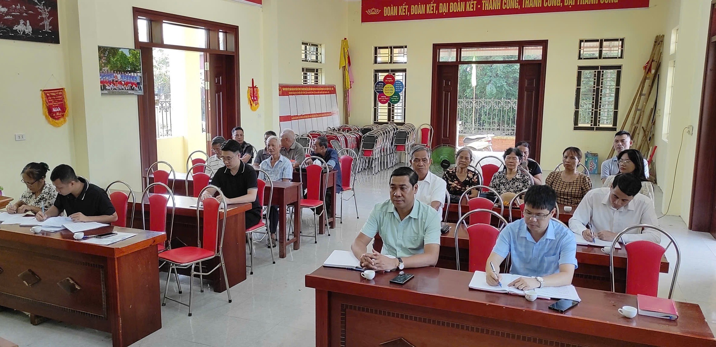 Đồng chí Lương Công Chanh – Bí thư Đảng ủy, Chủ tịch HĐND phường dự sinh hoạt chi bộ Tổ dân phố Đằng Châu, Đảng bộ phường Sơn Nam