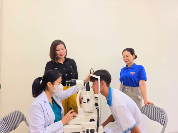Khám sức khỏe định kỳ cho học sinh Trường THPT Quang Trung