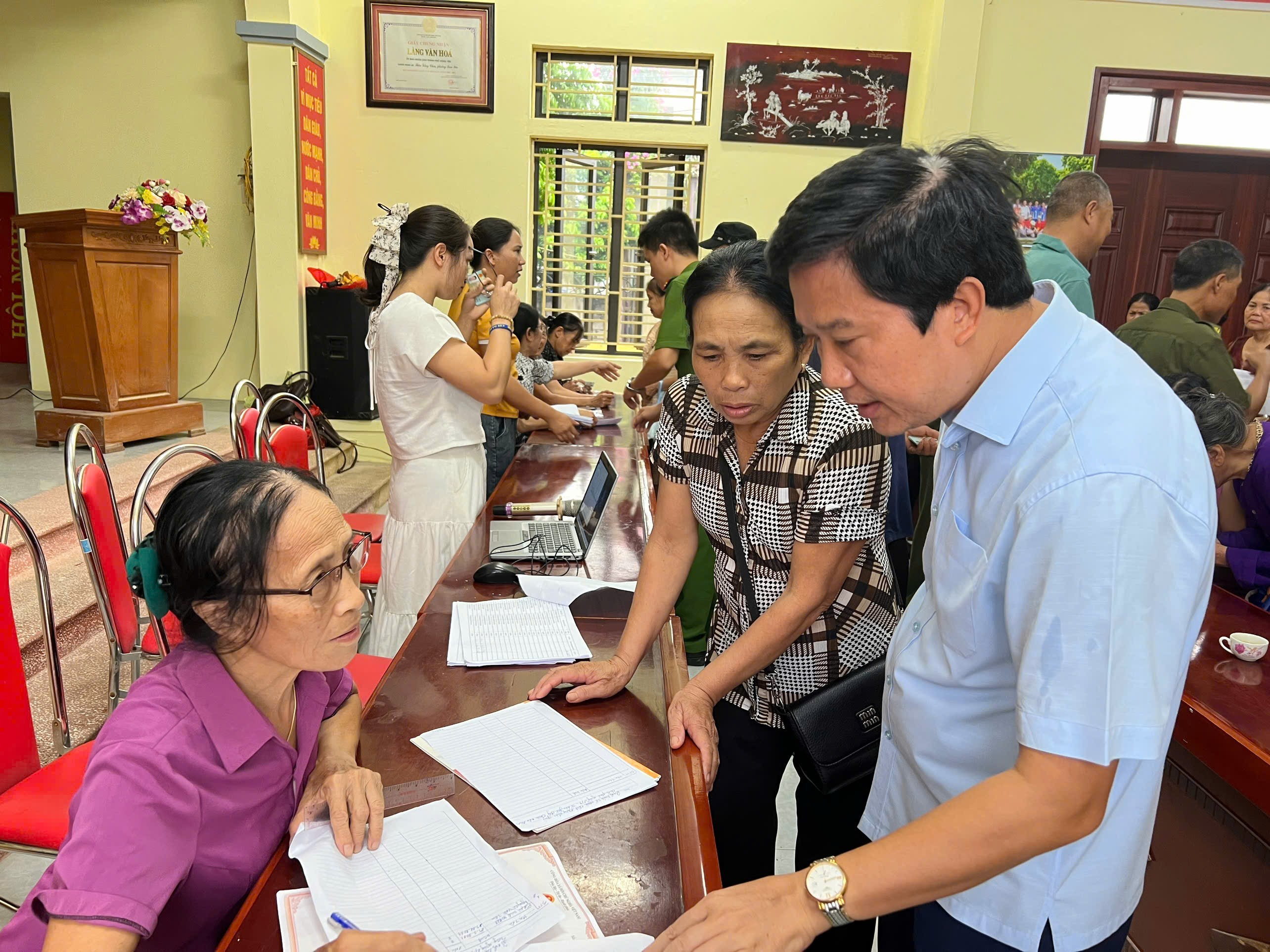 Đồng chí Dương Công Nhiệm – Phó Bí thư đảng ủy, Chủ tịch UBND phường Sơn Nam kiểm tra công tác trao tặng quà của Chính phủ nhân dịp Quốc khánh 2/9