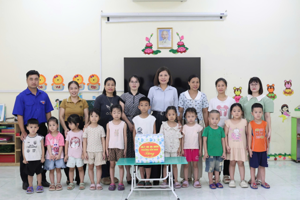 Lãnh đạo phường Sơn Nam thăm, tặng quà thiếu nhi nhân Ngày Quốc tế Thiếu nhi 1/6